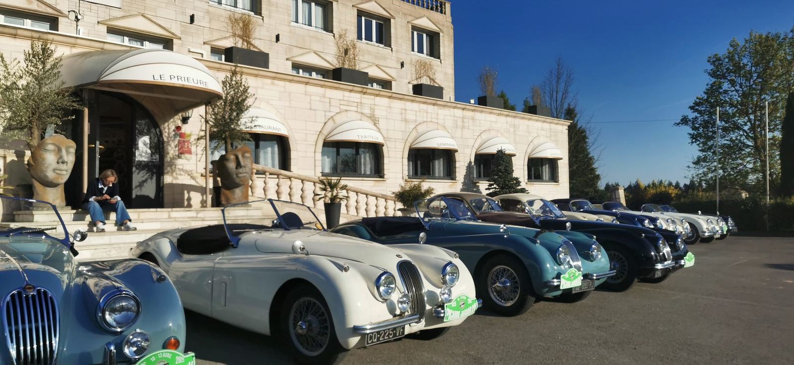 Rolls-Royce et Bentley devant l'hôtel Le Prieuré