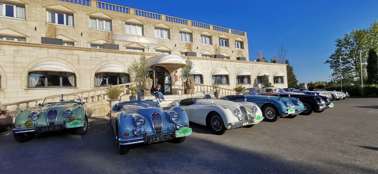 Jaguar XK alignées devant la façade du Prieuré