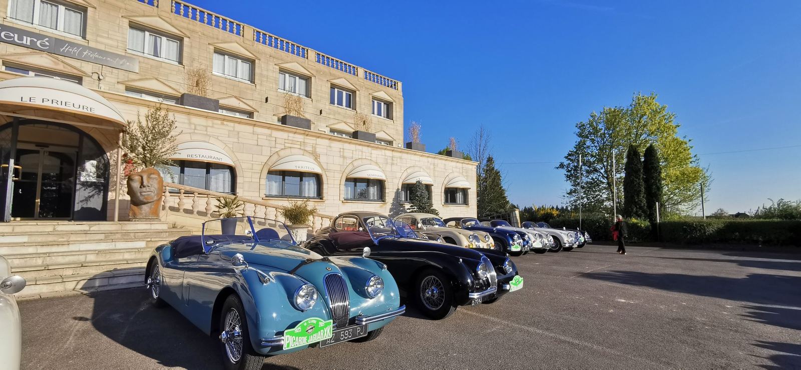 Jaguar XK devant la façade au soleil rasant