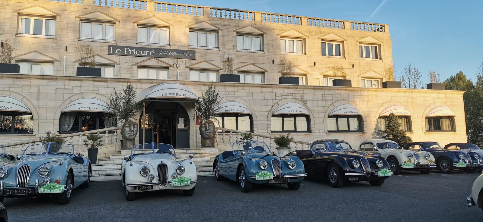 Jaguar XK alignées au soleil couchant