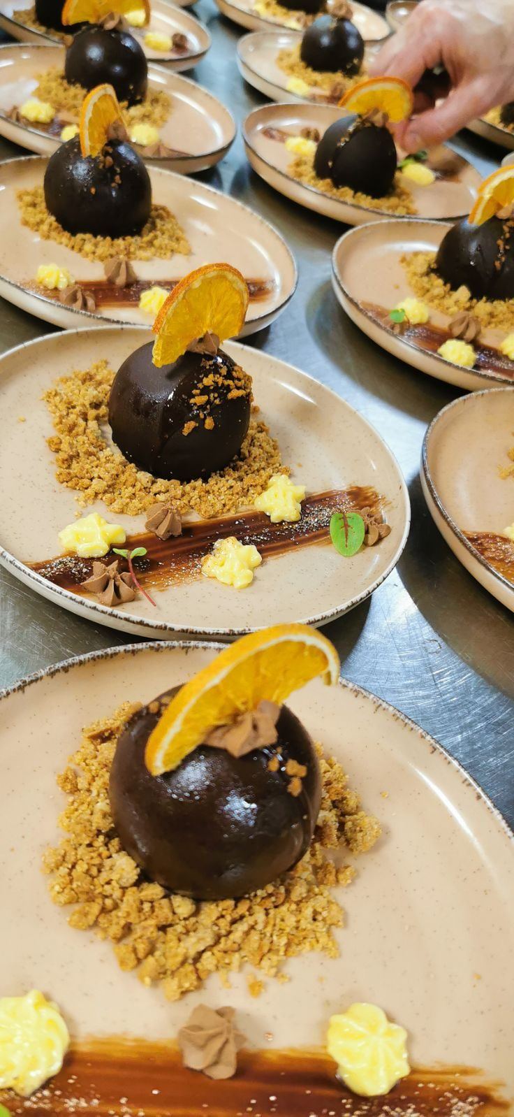 Desserts au chocolat dressés en série