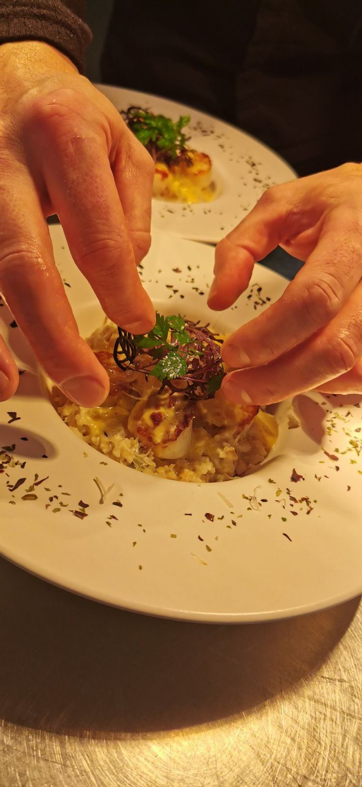 Dressage d'une assiette au restaurant gastronomique