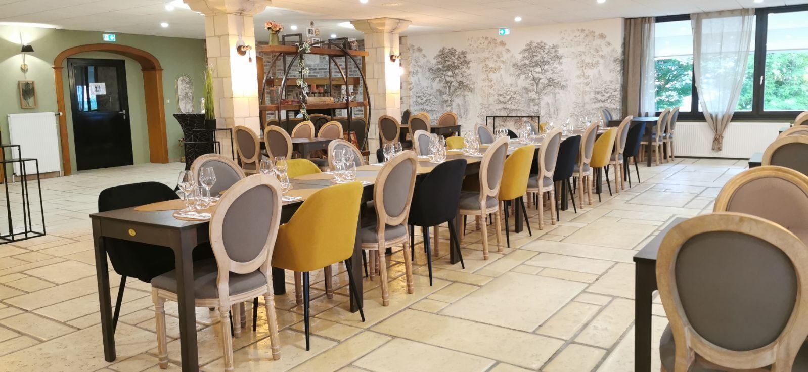 Salle dressée en table longue pour un groupe