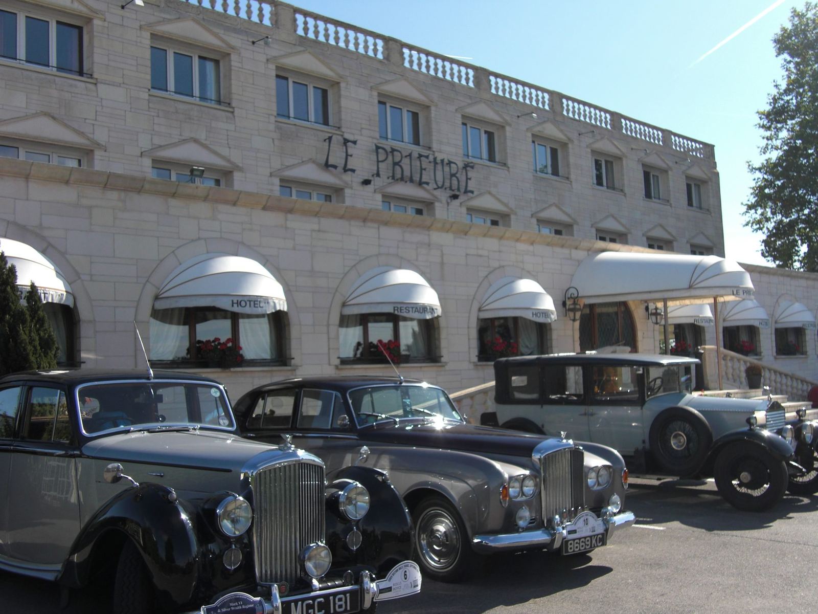 Rolls-Royce et Bentley devant l'hôtel Le Prieuré