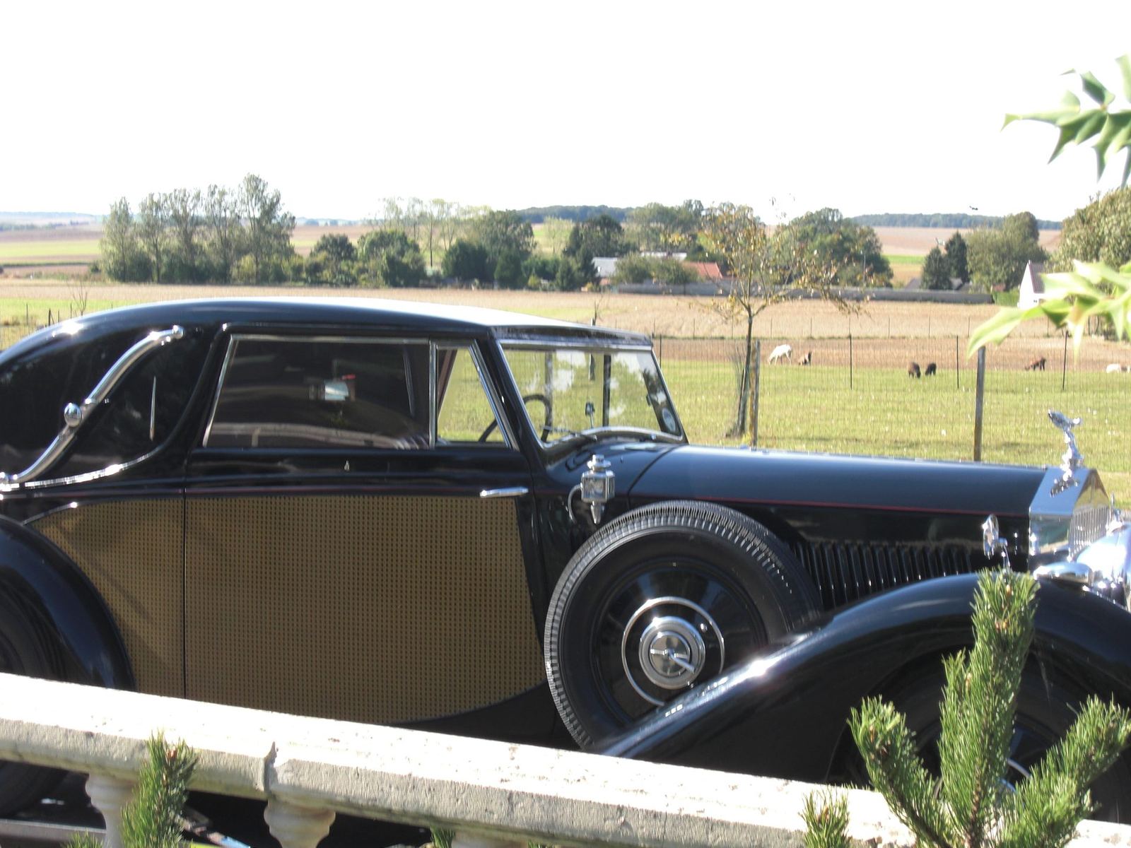 Rolls-Royce sur une route de campagne de la Somme