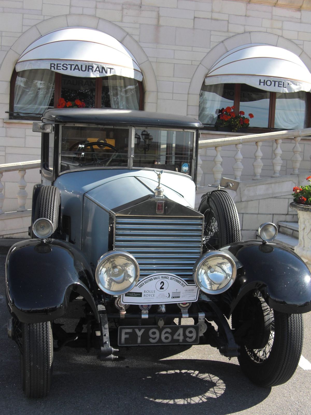 Rolls-Royce Silver Ghost devant le restaurant
